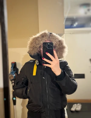 Svart vinterjacka från Parajumpers  - Säljer en äkta vinterjacka i dun från Parajumpers som är köpt mellan år 2016-2017 och använd i en säsong, därefter har den bara legat i garderoben. Den har inga större tecken på användning. Jackan kommer med flera praktiska fickor och en pälsfodrad huva i äkta päls som dessutom är avtagbar. Perfekt för kalla dagar! 