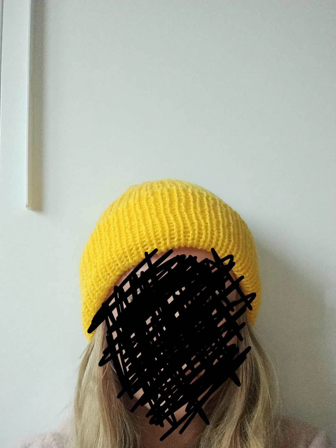 Gul stickad mössa med uppvikt kant - 1