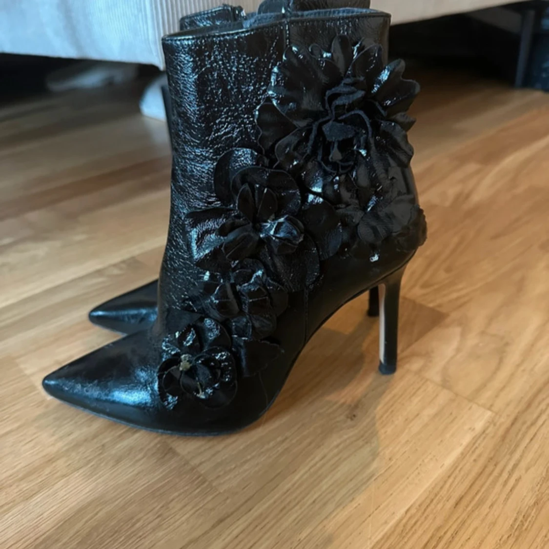Svarta stövletter med blommor och klack från Zara - 2