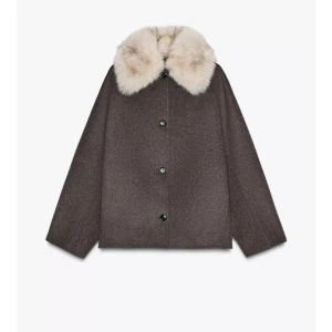 Ullkappa fuskpäls - Ullkappa med fuskpäls ifrån Zara i en brunaktig superfin färg. Slutsåld och nypris är 1295 kr. Använd men i mycket fint skick, luvan går att ta av, storlek S men stor i storlek