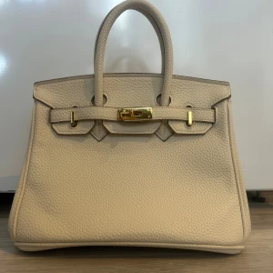 B25 - Bra kvalitet, Kom gärna med pris förslag! 😊