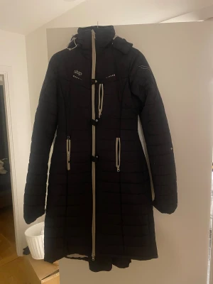 Svart lång dunjacka från Uhip - Jätte fin, varm, skön och flexibel ridjacka. Går att använda även när man rider. Använd fåtal gånger och är i bra skick. Jackan är i storlek 36 och är i den långa modellen. Hör av dig om du har frågor eller vill ha flera bilder ❣️