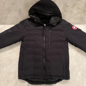 Canada Goose jacka  - Säljer nu min äkta canada goose jacka köpt för ungefär 2 år sedan för ca 7500 vet inte vad den kostar idag mitt pris 3500