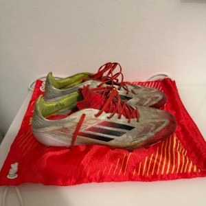 Adidas f50 - Tja, säljer nu mina sjukt snygga adidas f50s! Använda men fortfarande mycket användbara, skriv via frågor! Påse medföljer såklart