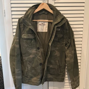 Field Jacket  - Snygg militärgrön camouflage jacka från Hollister. Jackan är i utmärkt skick och har inga defekter!🤩‼️Vid funderingar är det bara att höra av sig📲📲 Storlek S