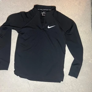 Nike Aeroswift svart långärmad träningströja - Svart Träningströja, perfekt för gym,löpning o andra sportaktiviteter. HELT NY utan prislapp. OBS: Tröjan är S till XS.