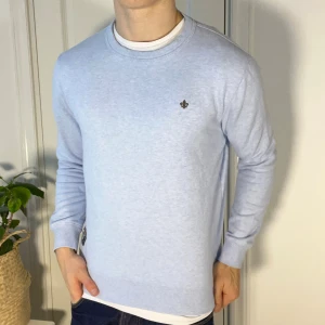 Morris sweatshirt - Morris sweatshirt en personlig favorit! Sitter najs, väldigt skön inuti och fin färg. Modellen är 180 cm 75 kg och bär M. Inga defekter👌