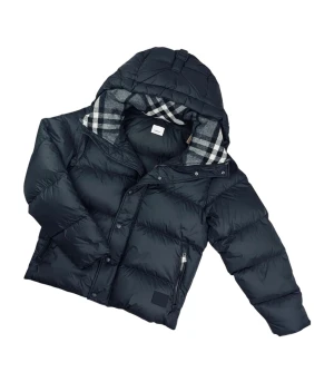 Svart Burberry dunjacka med huva - Svart dunjacka från Burberry med klassisk rutig insida på huvan. Jackan har en oversized look, dragkedja och knappar framtill samt två sidofickor. Perfekt för kalla dagar med sin tjocka vaddering och snygga design.