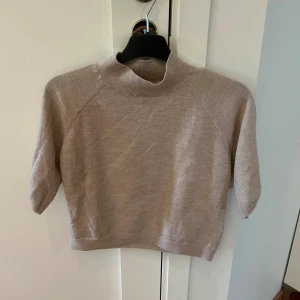 Beige merinoulltröja - Supermjuk beige tröja från Lindex i merinoull. Modellen är croppad med korta ärmar, storlek XS!🤎