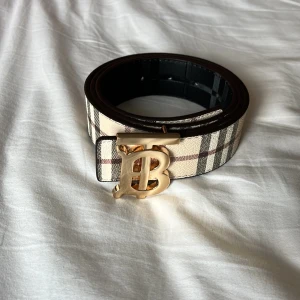 Vändbart Burberry bälte - Fett vändbart bälte från Burberry med guld spänne i storlek 95/110cm, hålgörare ingår. Nytt skick och fraktas inom 24h✅