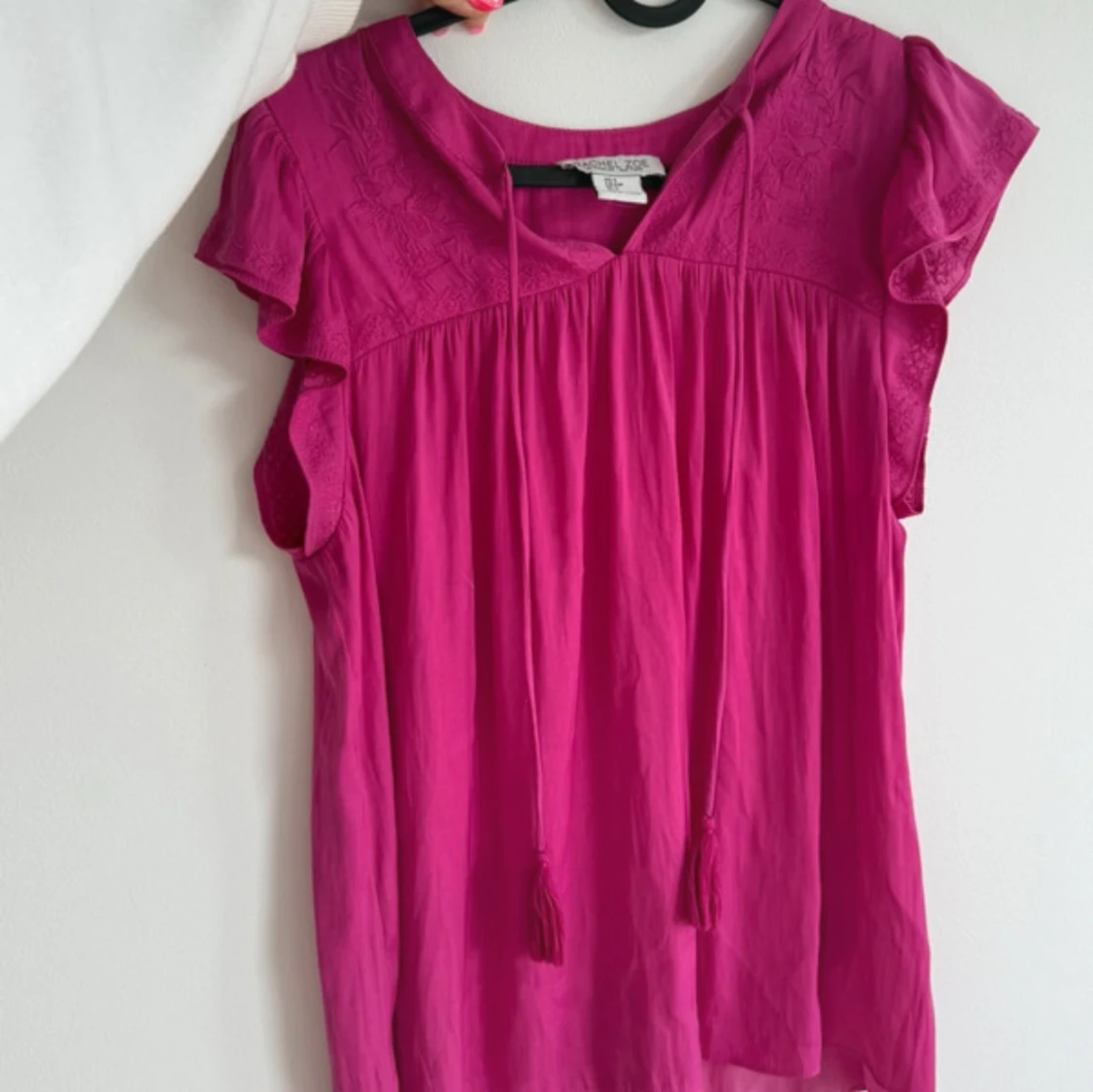 Rosa blus med volangärm och knyt