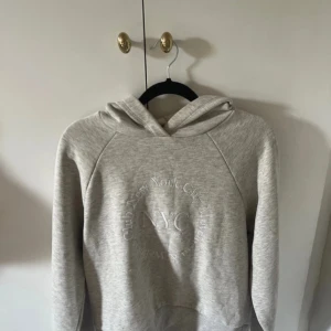 Grå hoodie NYC från Gina Tricot - Hoddie från Gina. Några fläckar och lite nopprig som du ser på bilderna 