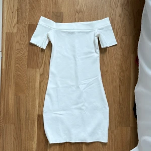 Studentklänning - Säljer nu min andra studentklänning, en vit kort offshoulder klänning från Zara i storlek S. Använd endast på min student. 