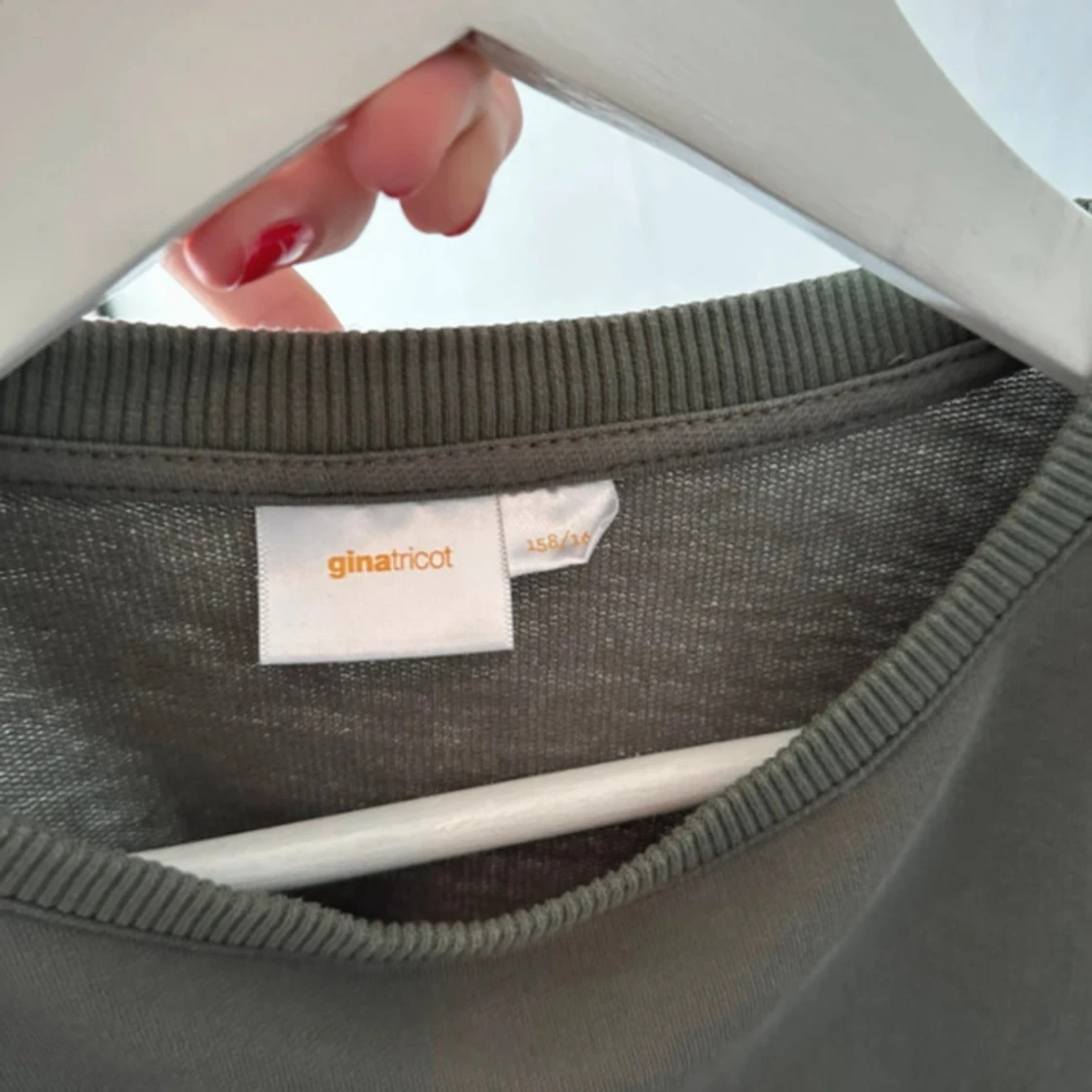 Olivgrön sweatshirt med volang från Gina Tricot - 1