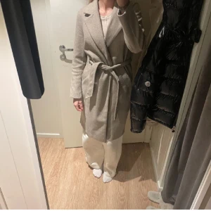 Beige kappa  - Säljer min kappa från Vera Moda som är storlek xs men passar som S 
