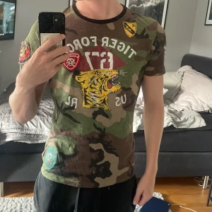 Polo Ralph Lauren tröja  - Säljer nu denna tröja från Polo Ralph Lauren, den är sjukt snygg samt unik!  