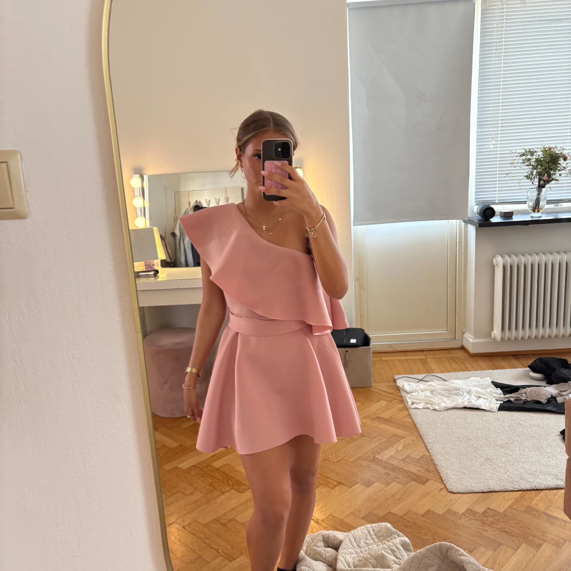 Rosa one shoulder volangklänning - 3