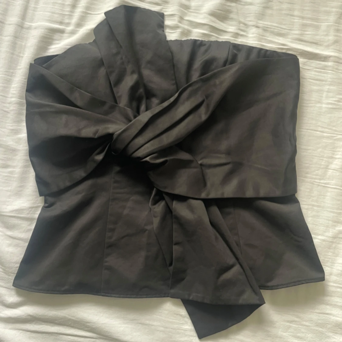 Svart axelbandslös korsett från H&M