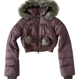 Vintage brown cropped puffer jacket - Vintage brown cropped puffer jacket with pom-poms, size S. Don’t hesitate to ask me any questions! I’m open to receiving offers and I recommend you to create a bundle to receive extra discounts! 🌛🍒  vintage coquette 70s 80s 90s 00s 2000s thirteen Bella swan twilight vampire diaries Elena Gilbert Henley lace mesh sexy Paris Hilton mcbling pink rhinestones glimmer glamour Paul frank Hollister Abercrombie fitch autumn winter summer spring sequence Angel devil star girl grunge emo avant grande affli