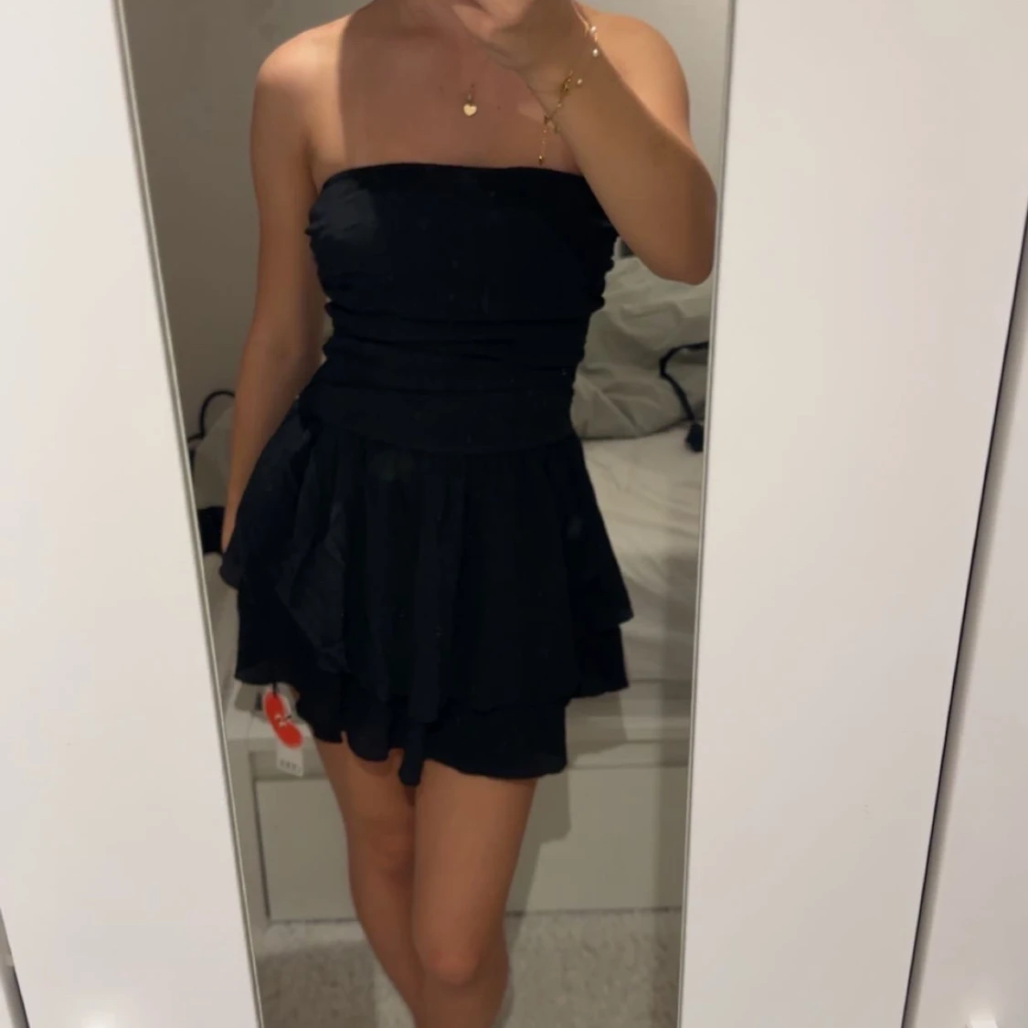 Svart axelbandslös kortklänning Cider