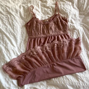 Klänning - Sött klänning/nattlinne med blommigt brodyr och vongaler längst ner.