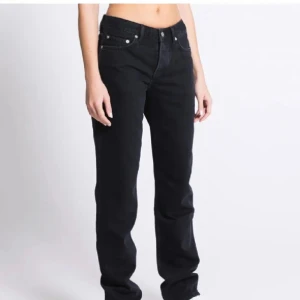 Lågmidjade jeans - Säljer dessa fina jeans, passar nån som är ca 160 då dom är uppsydda🩷