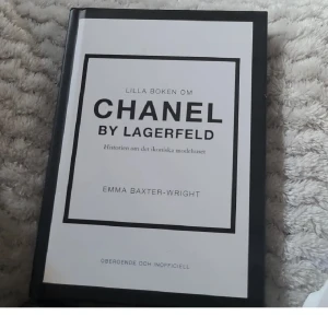 Lilla boken om Chanel by Lagerfeld - Upptäck historien om det ikoniska modehuset Chanel och Karl Lagerfelds inflytande. Boken är rikt illustrerad och tar dig med bakom kulisserna på modevisningar, couture och accessoarer. Perfekt för dig som älskar mode, stil och vill inspireras av världens mest lysande varumärke.