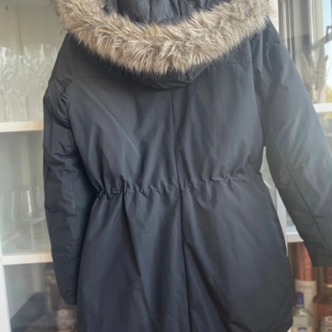Svart parkasjacka med fuskpäls från Everest - 1
