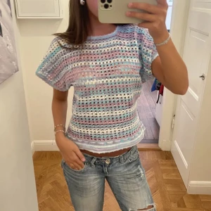Pastellfärgad virkad topp med kort ärm - Superfin virkad topp i pastellfärger med korta ärmar. Toppen har ett luftigt, hålmönstrat stickat mönster i lila, blått, vitt och ljusrosa. Rund halsringning och är köpt här på plik men inte kommit till användning. 💗Materialet känns mjukt och svalt.