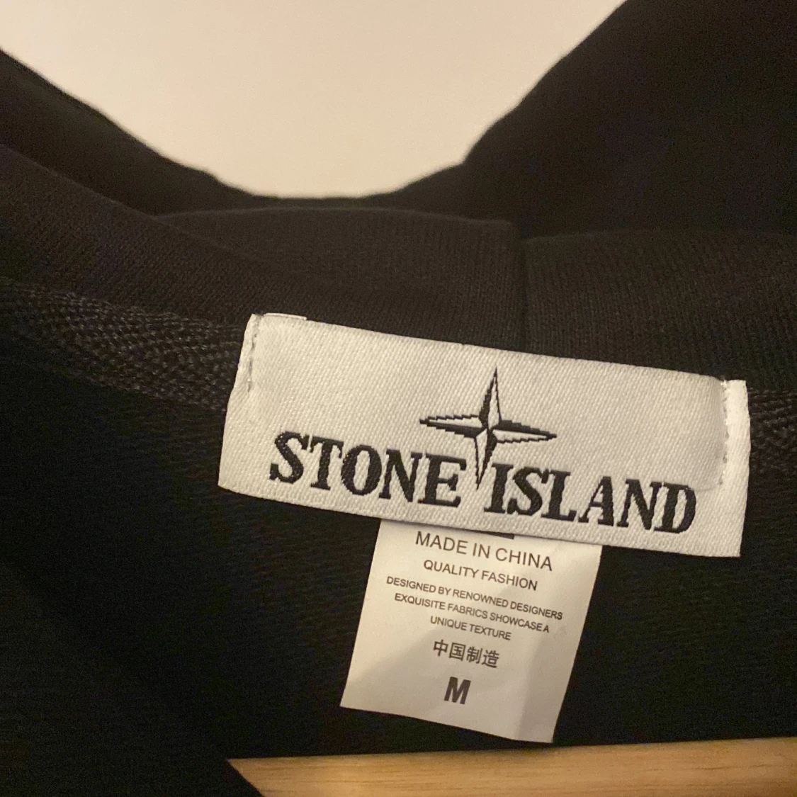 Svart hoodie från Stone Island nyskick(M) - 1