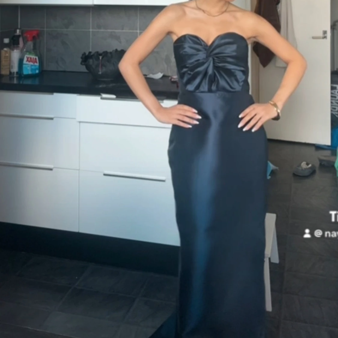 Marinblå axelbandslös långklänning