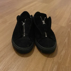 Svarta arigatos med dragkedja mocka - Svarta arigatos i mocka med dragkedja. Kvalite 4/10 men funkar 