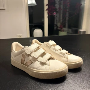 Veja skor - Säljer dessa nästan oanvända veja skor i ett superbra skick! Köpte för cirka 1900 och säljer för 850kr! Tvättar såklart skorna innan jag postar (de är en tvättade på bilderna). Skriv för fler bilder eller funderingar💕