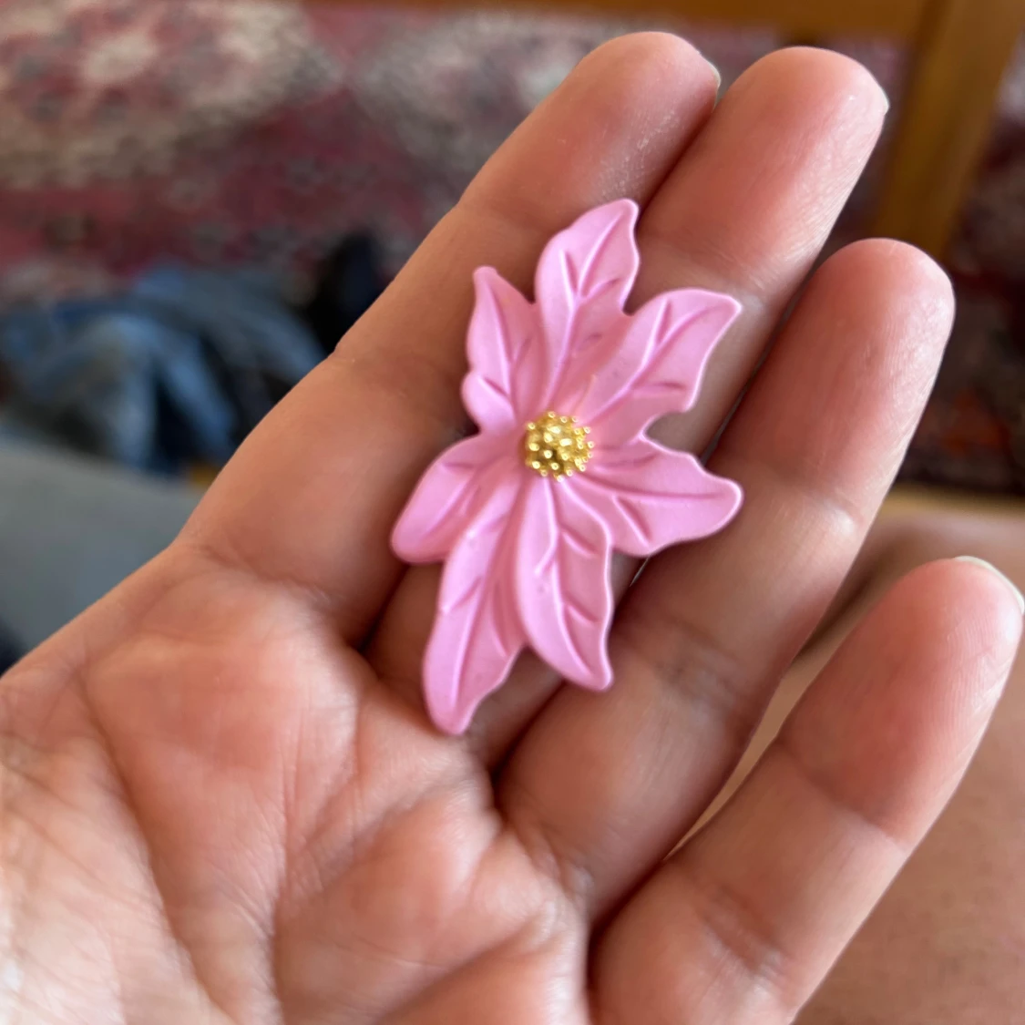 Rosa blommiga örhängen med guldkedjor