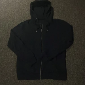 Marinblå zip hoddie M - Marinblå zip hoddie storlek M. Simpel och stilren.