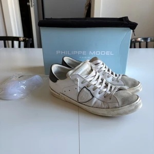 Phillipe Model - Vit/Svart - Tjena! Säljer dessa riktigt feta Philippe Model i storlek 43. Priset är ej hugget i sten och är öppen för byten. Köpte dessa sprillans nya i Maj detta år. Kvitto finns med och dom är givetvis äkta. Det är bara att höra av dig vid funderingar! Crease skydd tillkommer självklart! (Säljer åt pojkvän)