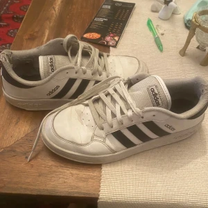 Skor och blåtand disco lampan  - En blåtand lampa med kontroll med tre olika disco mode och mer än 10st olika färger man kan välja mellan 