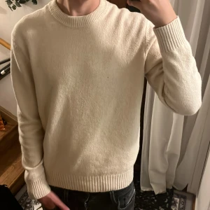 Beige stickad tröja  - Storlek M/S. Säljer en stilren beige stickad tröja, perfekt nu till kallare dagen och riktig fetare ha  lager på lager! Skick 10/10, inte använd, det är ett extremt  litet litet hål som inte syns det minsta men vill varna!🤩🙌
