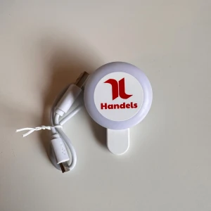 Selfie Clip Light - Praktisk LED-ringlampa med klämma för mobil eller laptop. Perfekt för selfies, videomöten eller streaming. Laddas via micro-USB (kabel medföljer). Fint skick, fungerar utmärkt. Kompakt och lätt att ta med sig.