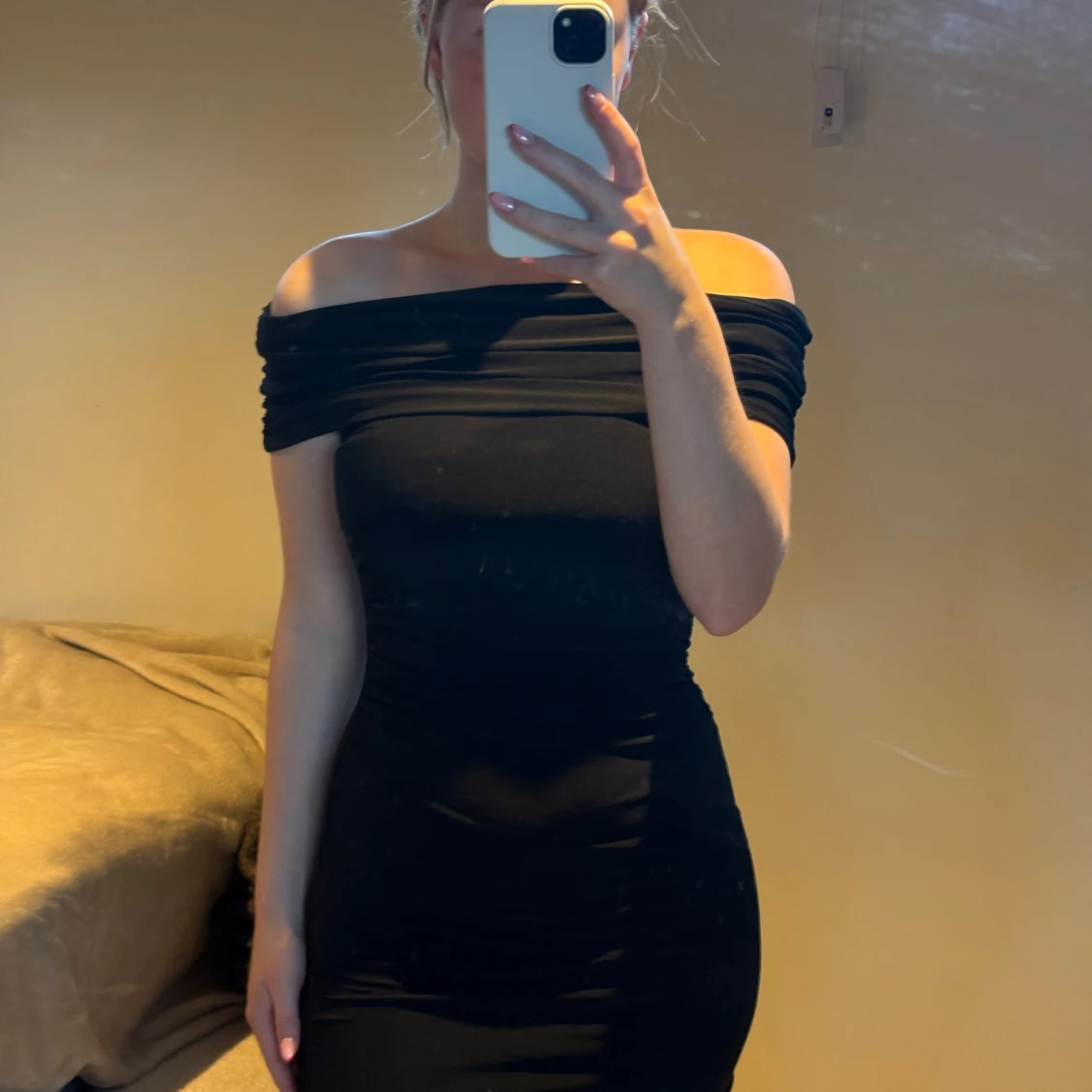 Svart offshoulder kort klänning - 2