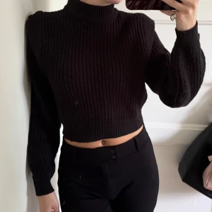 Svart croppad stickad tröja - Snygg svart croppad stickad tröja från H&M använd ett fåtal gånger 
