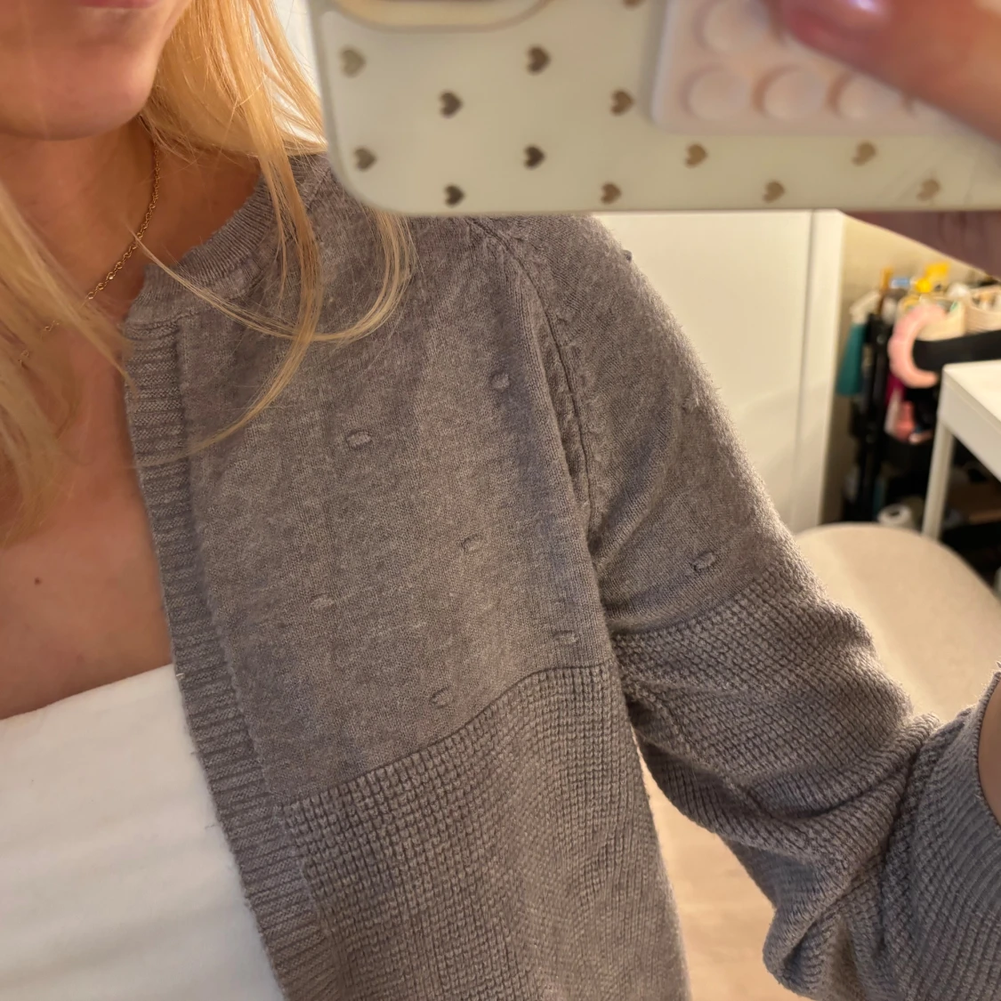 Grå kofta med prickigt mönster - 1