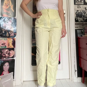 Gula sommar byxor 80-tal - Snygga byxor passar nog bäst på någon med 36 kanske 34. Jag kan mötas upp i Uddevalla centrum, annars fraktar jag gärna. Köparen står för frakten. (Står ej för postens slarv) katt finns i hemmet. 