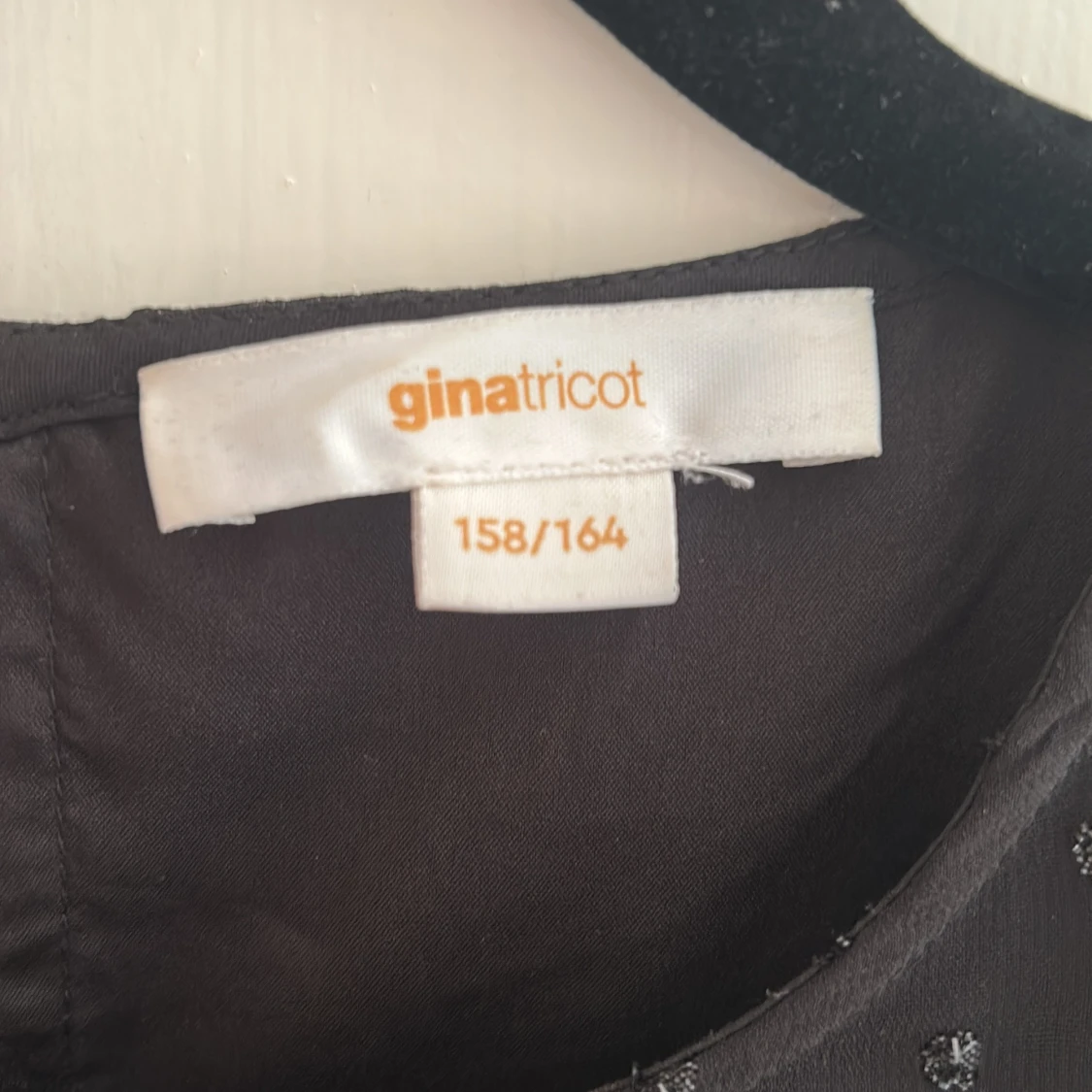 Svart volangblus från Gina Tricot - 2