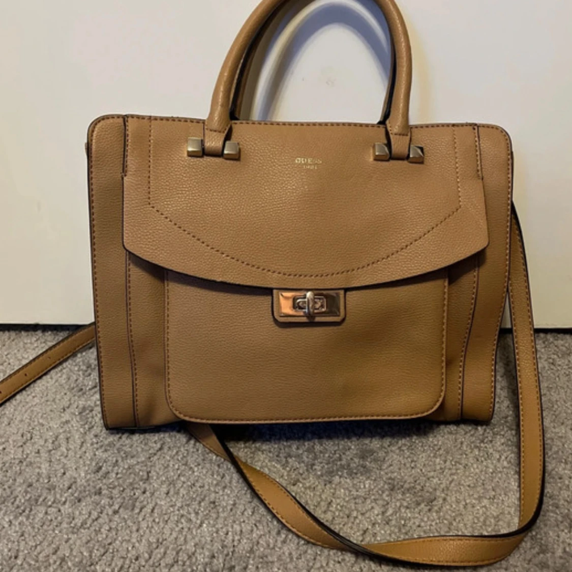 Beige handväska från Guess