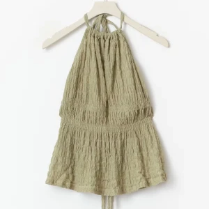 Grön haltertopp med knyt och öppen rygg - Använd en gång, som ny. Nypris 300 🫰🏼strl 38/M men sitter jättebra på mig med s/xs. Pris kan diskuteras vid snabb affär!