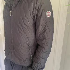 Svart quiltad jacka från Colmar - Säljer min colmarjacka st 164 som blivit för liten. Den har blivit sydd lite över colmar loggan men syns knappt