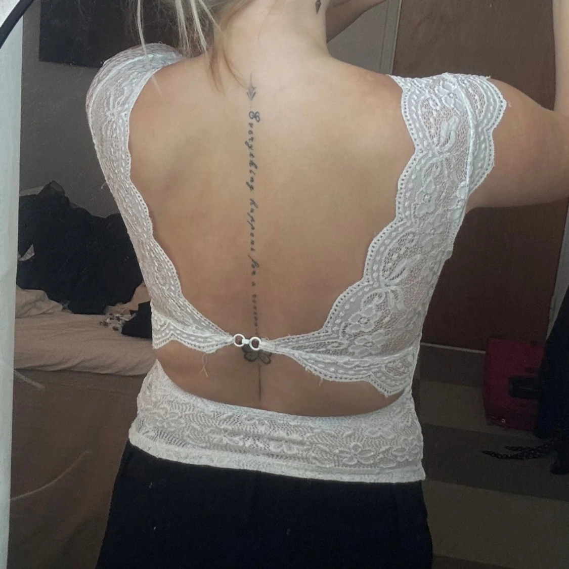 Vit spetsblus med öppen rygg - 91