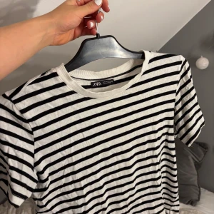 Randig t-shirt  - Fin t-shirt från Zara. I nytt skick, storlek S💕