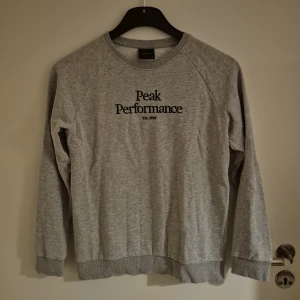 Peakperformance tröja - Säljer en grå peakperformance tröja i bra skick, den är i storlek 160cm och den är typ aldrig använd. Pris kan diskuteras